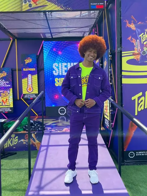 Outfit morado Takis en Creamfields